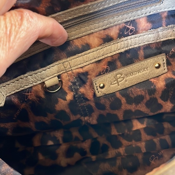 B Makowsky Taupe Leather Slouchy Hobo Satchel Shoulder Bag w/Large Buckle Accent - Picture 14 of 15